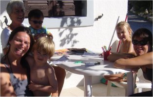 oma, moeders en kleinkinderen samen op vakantie